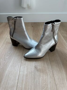 Aldo Silver Metallic Pointed Toe Ankle Boots - 7.5 (US) / 38 (EUR)